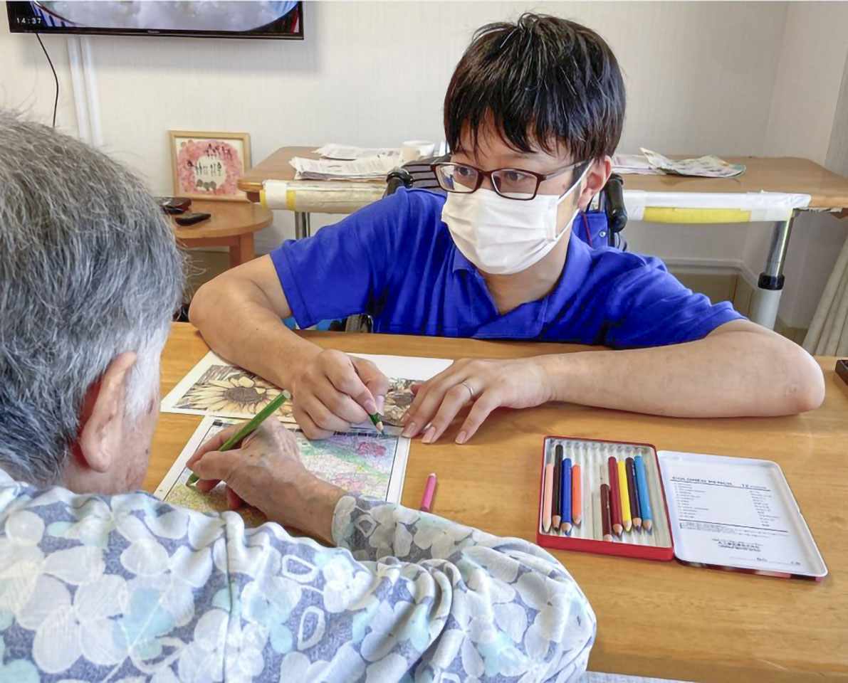 ゴールドライフ大東で介護職に励む渡瀬智仁さん。利用者一人ひとりに寄り添い、やりがいを持って働いている様子=大垣市